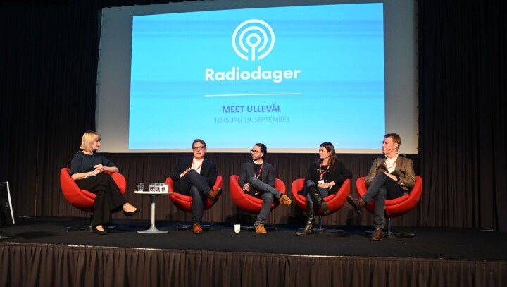 Fra venstre: Programleder Sigrid Sollund, radiosjef Kenneth Andresen, styreleder Aslak S. Skretting, radiosjef Cathinka Rondan og direktør Jim Receveur.