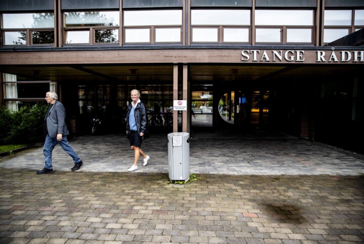Stanges ordfører Nils Amund Røhne (Ap) og SPs ordførerkandidat Aasa Gjestvang utenfor Stange rådhus. Vinner Sittende Arbeiderparti ordfører valget i Stange har Ap sittet med ordføreren sammenhengende i 100 år.Foto: Stian Lysberg Solum / NTB scanpix