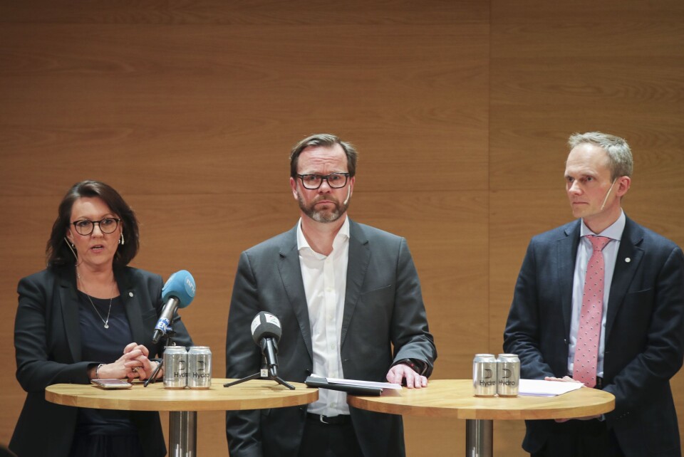 Fra.v Inger Sethov, Eivind Kallevik og Egil Hogna fraHydrounder en pressekonferanse om cyberangrepet på Hydro. Fra.v Inger Sethov, Eivind Kallevik og Egil Hogna fraHydrounder en pressekonferanse om cyberangrepet på Hydro.