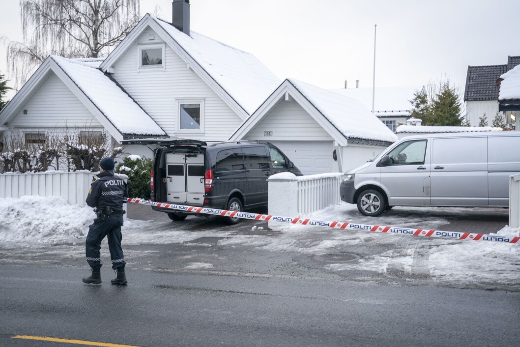 Politiet ransaker og har sperret av boligen til justisminister Tor Mikkel Wara på Røa i Oslo. Laila Anita Bertheussen er siktet for å ha tent på parets bil natt til 10. mars for å vekke mistanke om at en straffbar handling er begått, uten at den er det. Hun ble pågrepet av PST torsdag.Foto: Heiko Junge / NTB scanpix Politiet ransaker og har sperret av boligen til justisminister Tor Mikkel Wara på Røa i Oslo. Laila Anita Bertheussen er siktet for å ha tent på parets bil natt til 10. mars for å vekke mistanke om at en straffbar handling er begått, uten at den er det. Hun ble pågrepet av PST torsdag.Foto: Heiko Junge / NTB scanpix