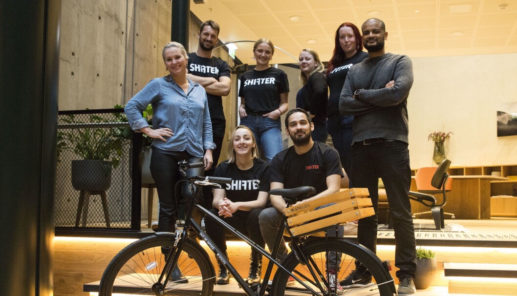 Shifter legger deler av innholdet bak betalingsmur fra 1. november. Dette er gjengen som står bak nettavisen. Shifter legger deler av innholdet bak betalingsmur fra 1. november. Dette er gjengen som står bak nettavisen: Aslaug Ingeborgrud Syvertsen (bak fra venstre), Magnus Peter Harnes, Vilde Mebust Erichsen, Kine Torp Ellingsen, Torill Hovd Henriksen og Lucas Weldeghebriel. Foran fra venstre: Anca Olariu og Per-Ivar Nikolaisen. Shifter legger deler av innholdet bak betalingsmur fra 1. november. Dette er gjengen som står bak nettavisen. Shifter legger deler av innholdet bak betalingsmur fra 1. november. Dette er gjengen som står bak nettavisen: Aslaug Ingeborgrud Syvertsen (bak fra venstre), Magnus Peter Harnes, Vilde Mebust Erichsen, Kine Torp Ellingsen, Torill Hovd Henriksen og Lucas Weldeghebriel. Foran fra venstre: Anca Olariu og Per-Ivar Nikolaisen.