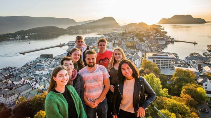 Bak fra venstre: Haakon Synnes, Magnus Matre. Midten fra venstre: Hedvik Hatlen, Odd-Sølve Grannes og Hilde Sofie Øien. Fremst fra venstre: Juliane Lamvik, Charlie Eikås og Dennyse Sperre. Bak fra venstre: Haakon Synnes, Magnus Matre. Midten fra venstre: Hedvik Hatlen, Odd-Sølve Grannes og Hilde Sofie Øien. Fremst fra venstre: Juliane Lamvik, Charlie Eikås og Dennyse Sperre.