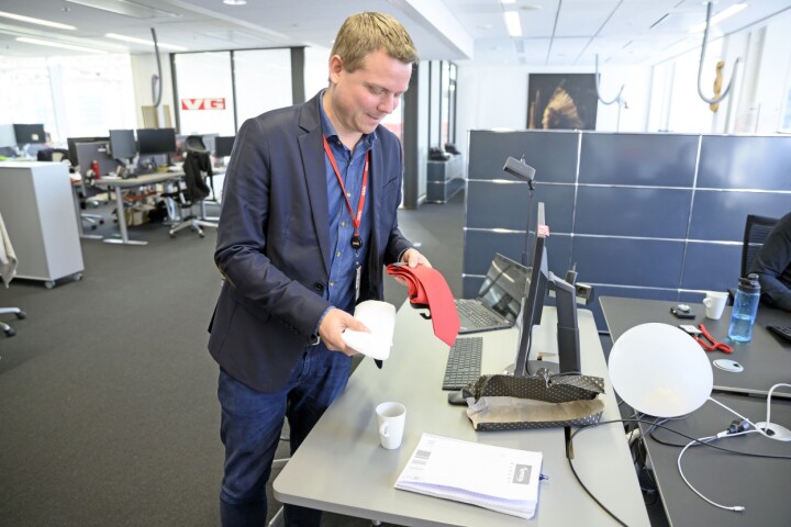 Lars Håkon Grønning fikk et rødt slips i avskjedsgave av VGs sjefredaktør Gard Steiro.