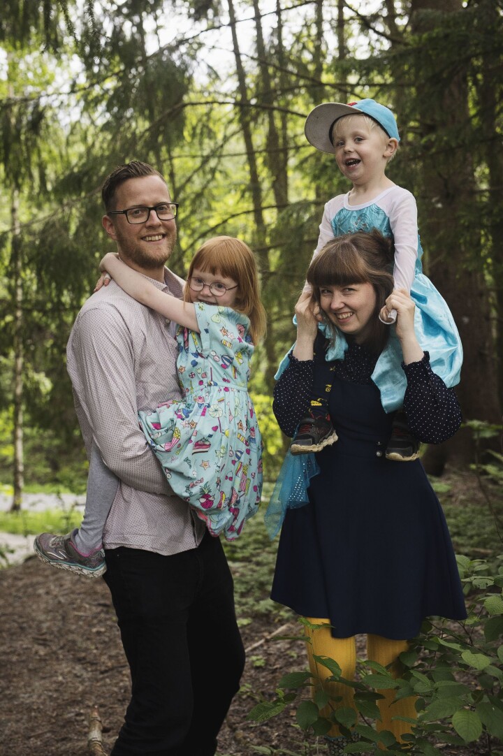 Foreldrene Sanne og Inge med deres to barn Vårinn og Ingebret