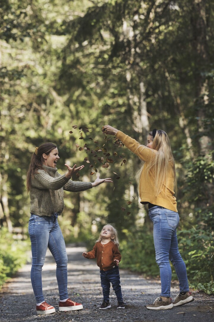 Mammaene Sandra (30) og Anka (28) leker med sin datter Ervine (2)