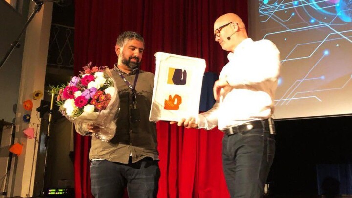 Syed Ali Shahbaz Akhtar fikk NRKs journalistpris av kringkastingssjef Thor Gjermund Eriksen tidligere i høst.