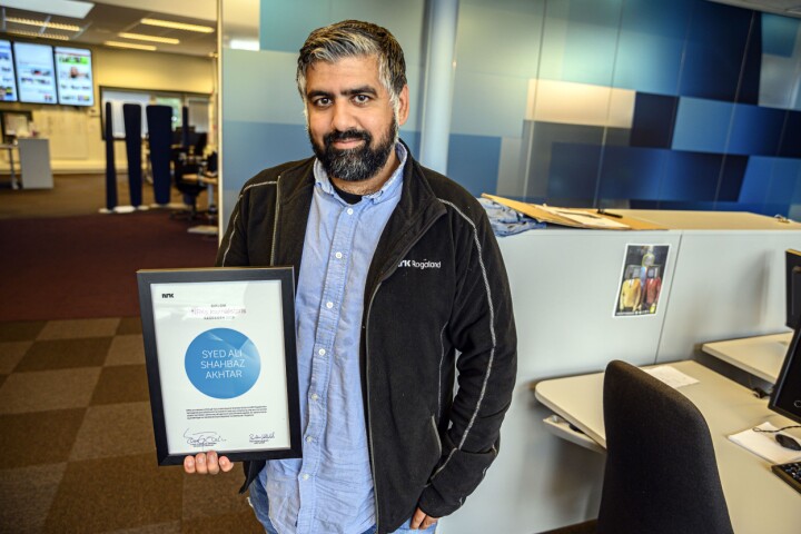 Syed Ali Shahbaz Akhtar har hentet hjem flere priser og diplomer til NRK Rogalands lokaler på Ullandhaug.