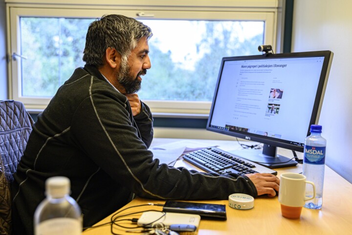 Syed Ali Shahbaz Akhtar bruker mye tid på å skaffe dokumentasjon i sakene han jobber med.