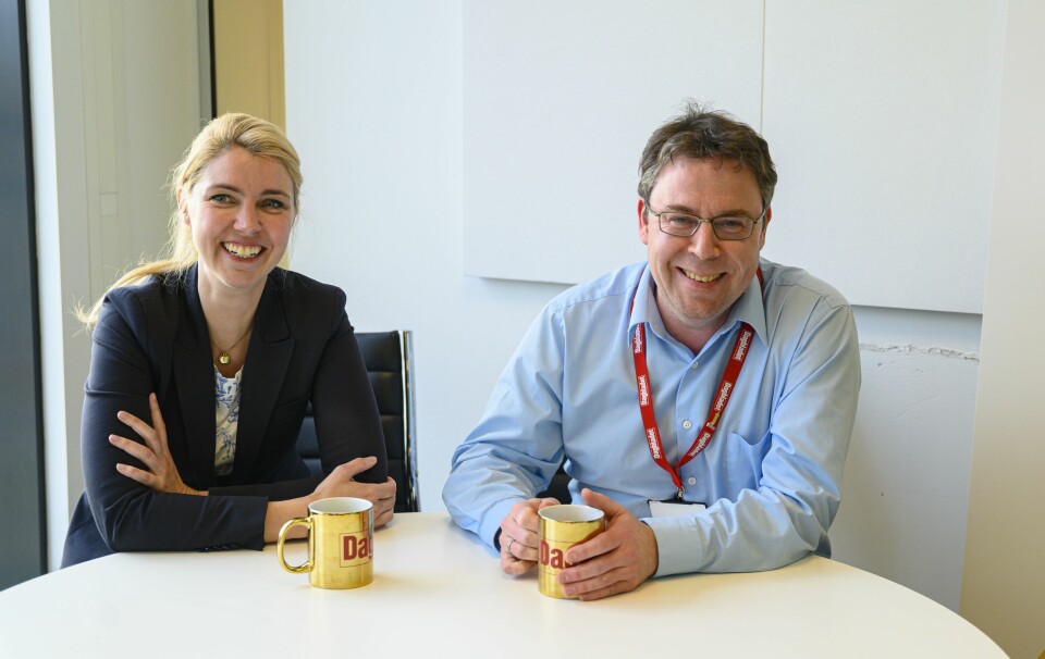 Dagbladet-redaktør Alexandra Beverfjord og nyhetsredaktør i Dagbladet, Frode Hansen, med gullkopper på hennes kontor på Hasle i Oslo.