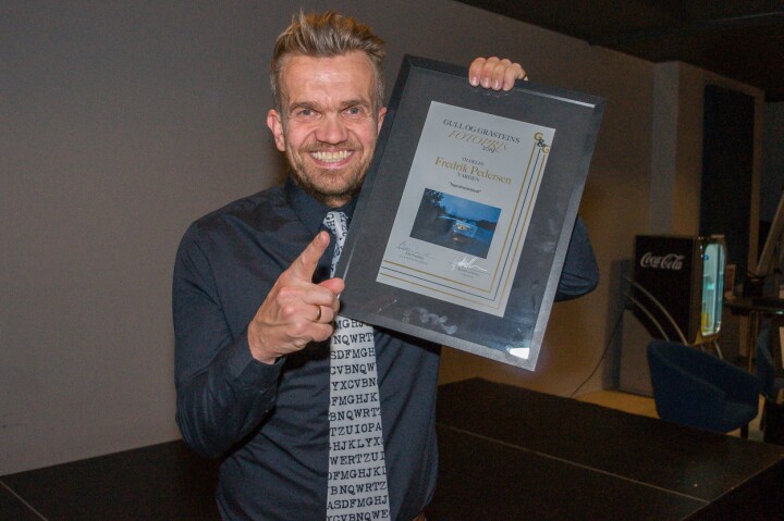 Fredrik Nordahl i Varden tok imot fotoprisen på vegne av Fredrik Pedersen i samme avis.