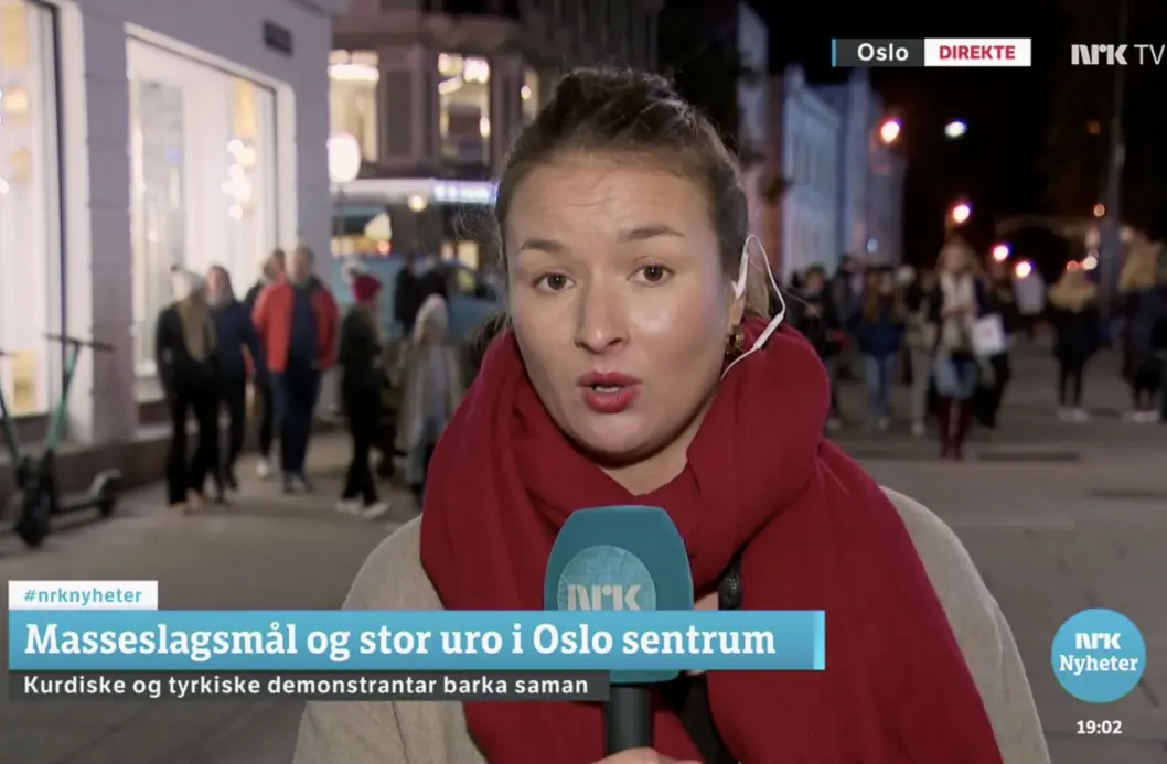 «“Tell, don’t show” ser ut til å være prinsippet for Dagsrevyen når storkonflikter plutselig kommer til nabolaget», skriver Kjetil Rolness. I bildet: NRKs direktereporter på Dagsrevyen. «“Tell, don’t show” ser ut til å være prinsippet for Dagsrevyen når storkonflikter plutselig kommer til nabolaget», skriver Kjetil Rolness. I bildet: NRKs direktereporter på Dagsrevyen.