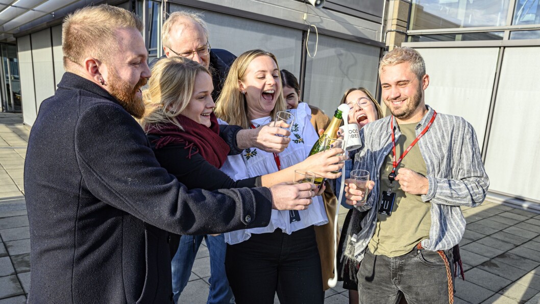 VGs Snapchat-redaksjon feiret en halv million følgere med en skål på taket av Schibsted-bygget tirsdag. VGs Snapchat-redaksjon feiret en halv million følgere med en skål på taket av Schibsted-bygget tirsdag.