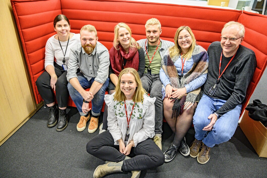 VGs Snapchat-redaksjon. Fra venstre: Ida Aaberg Evensen, Jonathan Falk Systad, Kristina Kinne, Bastian Lunde Hvitmyhr, Jenny-Linn Lohne og Stian Bråten. Foran sitter prosjektleder Randi Midtskog. VGs Snapchat-redaksjon. Fra venstre: Ida Aaberg Evensen, Jonathan Falk Systad, Kristina Kinne, Bastian Lunde Hvitmyhr, Jenny-Linn Lohne og Stian Bråten. Foran sitter prosjektleder Randi Midtskog.