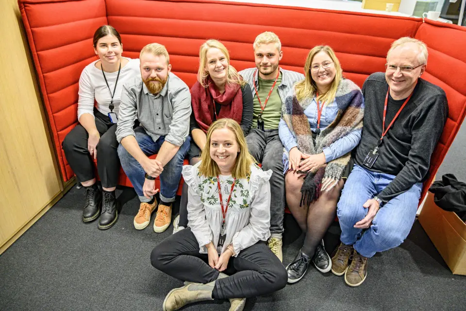 VGs Snapchat-redaksjon. Fra venstre: Ida Aaberg Evensen, Jonathan Falk Systad, Kristina Kinne, Bastian Lunde Hvitmyhr, Jenny-Linn Lohne og Stian Bråten. Foran sitter prosjektleder Randi Midtskog. VGs Snapchat-redaksjon. Fra venstre: Ida Aaberg Evensen, Jonathan Falk Systad, Kristina Kinne, Bastian Lunde Hvitmyhr, Jenny-Linn Lohne og Stian Bråten. Foran sitter prosjektleder Randi Midtskog.