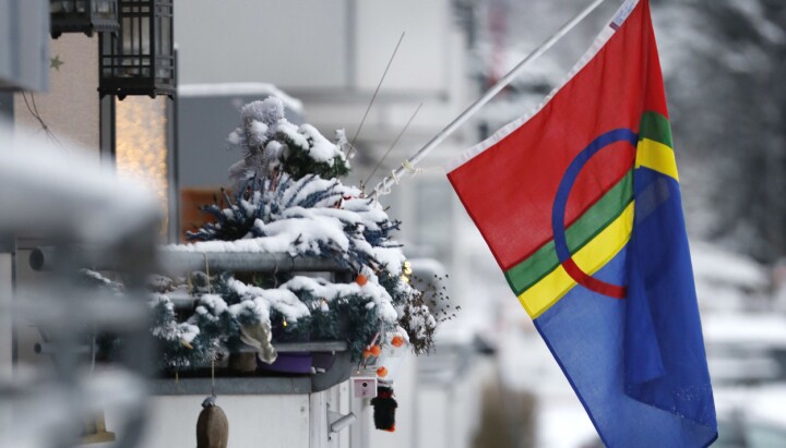 Samisk flagg, her på balkong på Oppsal i Oslo i forbindelse med at Sametinget fyller 100 år.