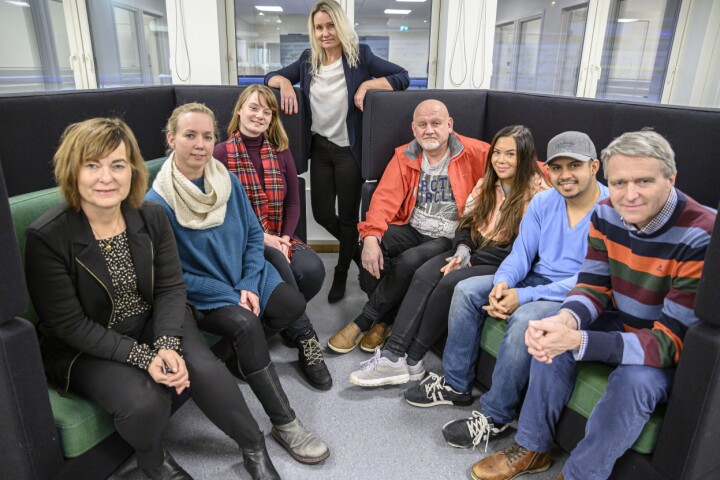 Dette er noen av de som har jobbet med gravesamarbeidet mellom Dølen og NRK. Fra venstre: Distriktsredaktør i NRK Innlandet, Inger Johanne Solli, Guro Vollen, Sigrid Gausen, redaktør Tone Sidsel Sanden, Tore Larsen, Ane Vaet og Arafat Malik fra Dølen, samt Dag Kessel fra NRK Innlandet.
