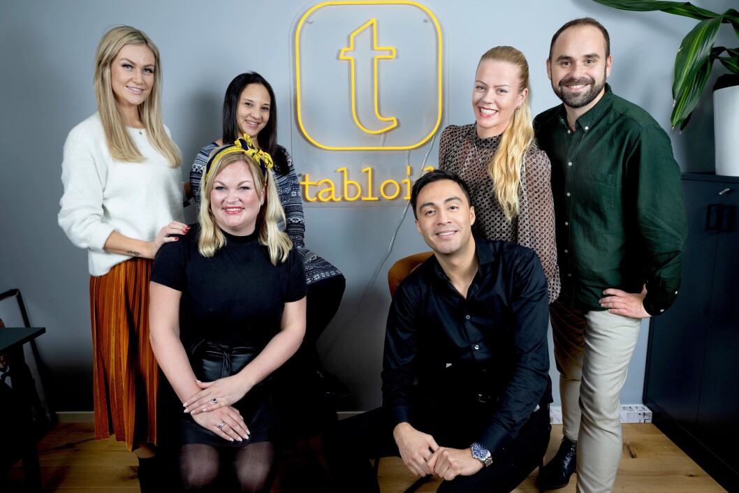 Hege Tørresdal (fra venstre) og Carolina Mendoza er hentet til Tabloid. Her sammen med daglig leder Marianne Thorshaug Kristiansen (foran fra venstre), partner Geir Håkonsund og journalistene Joan Hammeren og Anders Myhren. Hege Tørresdal (fra venstre) og Carolina Mendoza er hentet til Tabloid. Her sammen med daglig leder Marianne Thorshaug Kristiansen (foran fra venstre), partner Geir Håkonsund og journalistene Joan Hammeren og Anders Myhren.