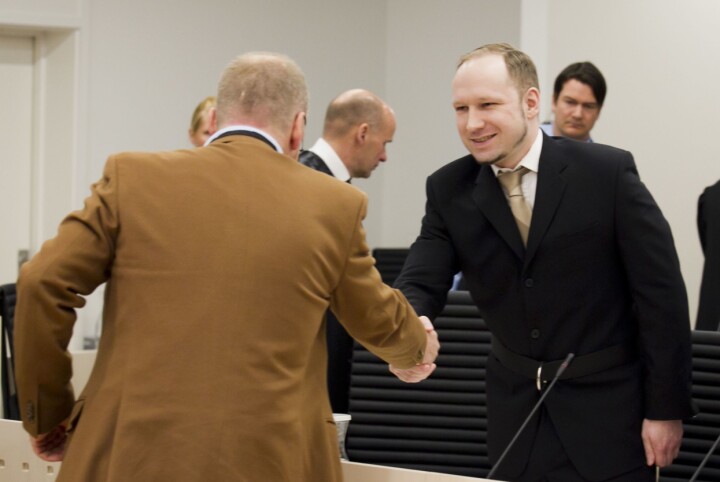 Terrorrettssaka mot Anders Behring Breivik i Oslo tingrett 2012. Tiltalte Anders Behring Breivik helsar på rettspsykiater Torgeir Husby på første dag av rettssaka der Breivik sto tiltalt for terrorangrepet i Oslo og på Utøya 22. juli2011. Foto