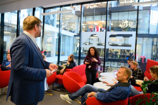 Sjefredaktør Sigvald Sveinbjørnsson i Bergensavisen ser opp på storebror Bergens Tidende i etasjen over i Media City Bergen. – Kjem ikkje til å sakna dei veldig mykje, seier Sveinbjørnsson. Sjefredaktør Sigvald Sveinbjørnsson i Bergensavisen ser opp på storebror Bergens Tidende i etasjen over i Media City Bergen. – Kjem ikkje til å sakna dei veldig mykje, seier Sveinbjørnsson.