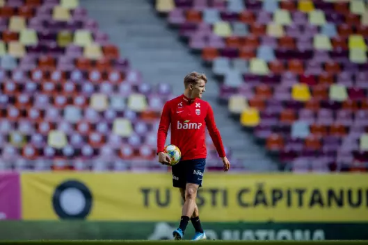 Martin Ødegaard på treningen til landslaget i fotball på Arena Nationala før EM-kvalifiseringskampen mot Romania.
