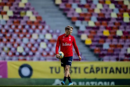 Martin Ødegaard på treningen til landslaget i fotball på Arena Nationala før EM-kvalifiseringskampen mot Romania. Martin Ødegaard på treningen til landslaget i fotball på Arena Nationala før EM-kvalifiseringskampen mot Romania.