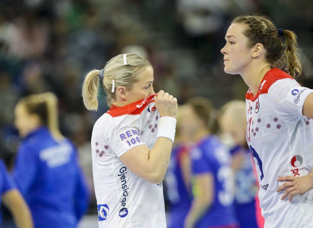 Heidi Løke og Kari Brattset Dale etter bronsefinalen mellom Norge og Russland. Heidi Løke og Kari Brattset Dale etter bronsefinalen mellom Norge og Russland.