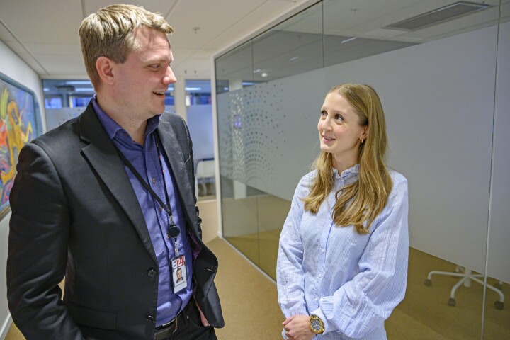 Nyhetsredaktør Lars Håkon Grønning (til venstre) fryder seg over at Mina Liavik Karlsen er klar for E24.