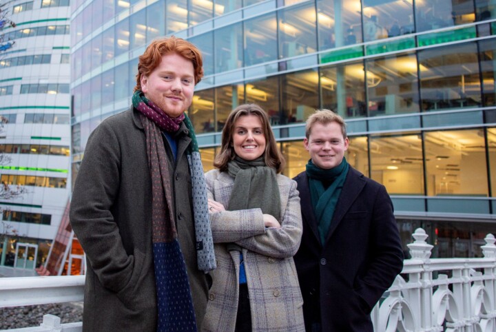 Birk Tjeldflaat Helle (24), Kathinka Hartwig (26) og Petter Winther (26) er tre av de fire faste nyansatte journalistene i Dagens Næringsliv.