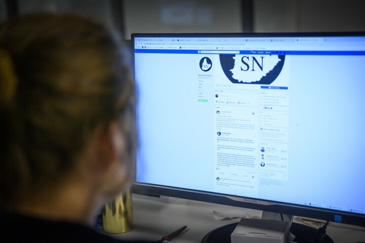 Kvinne ser på Facebook-pagen Sørlandsnyhetene. Illustrasjonsfoto
