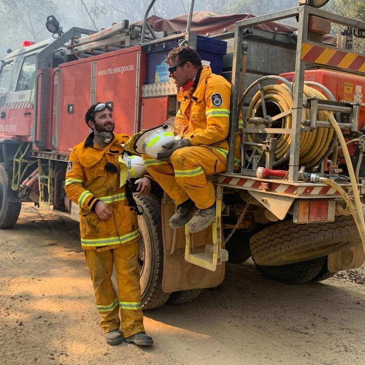 Brannmenn tar en pause etter å ha kjempet mot branner i Australia i desember 2019.