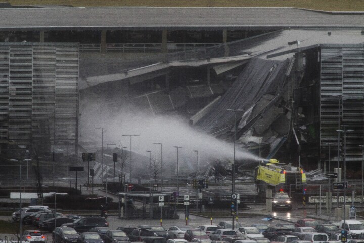 Deler av parkeringshuset raste sammen etter brannen på Stavanger lufthavn Sola.