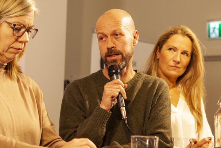 Etikkredaktør Per Arne Kalbakk (i midten) i NRK.