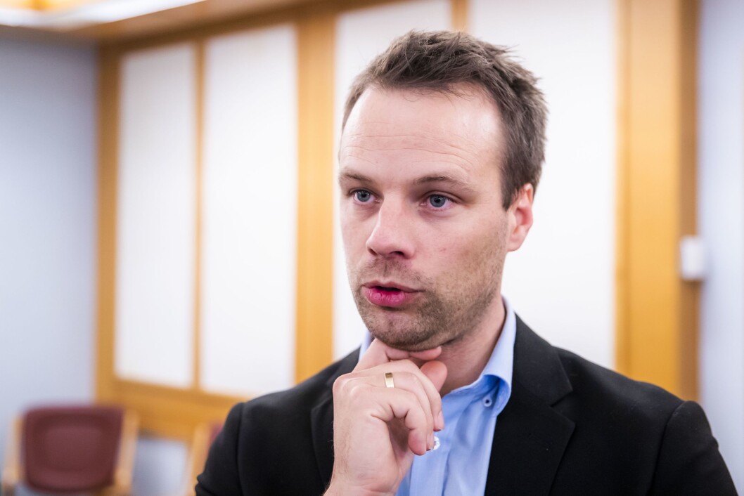 Stortingsrepresentant Jon Helgheim. Her avbildet i samtale med pressen etter et gruppemøte på Stortinget. Stortingsrepresentant Jon Helgheim. Her avbildet i samtale med pressen etter et gruppemøte på Stortinget.