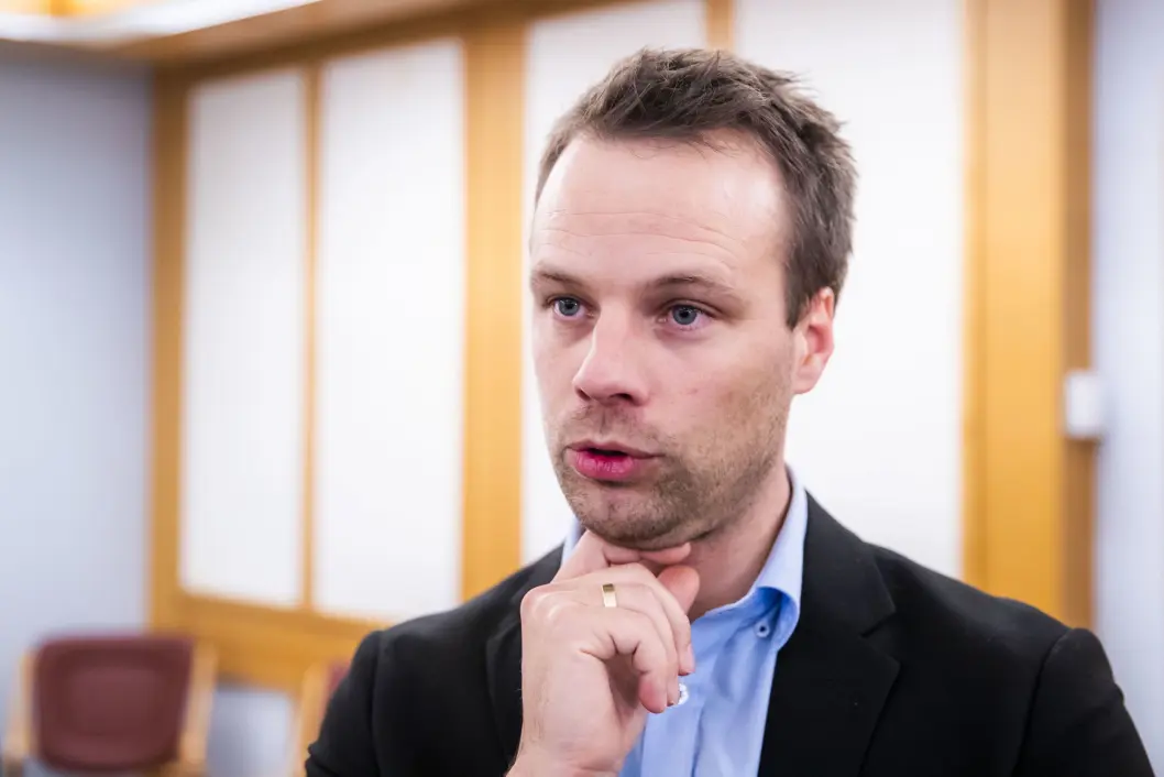 Stortingsrepresentant Jon Helgheim. Her avbildet i samtale med pressen etter et gruppemøte på Stortinget. Stortingsrepresentant Jon Helgheim. Her avbildet i samtale med pressen etter et gruppemøte på Stortinget.