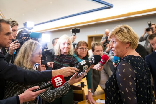 Partileiar og finansminister Siv Jensen snakkar med pressa etter gruppemøtet til Frp i Stortinget onsdag. Partileiar og finansminister Siv Jensen snakkar med pressa etter gruppemøtet til Frp i Stortinget onsdag.