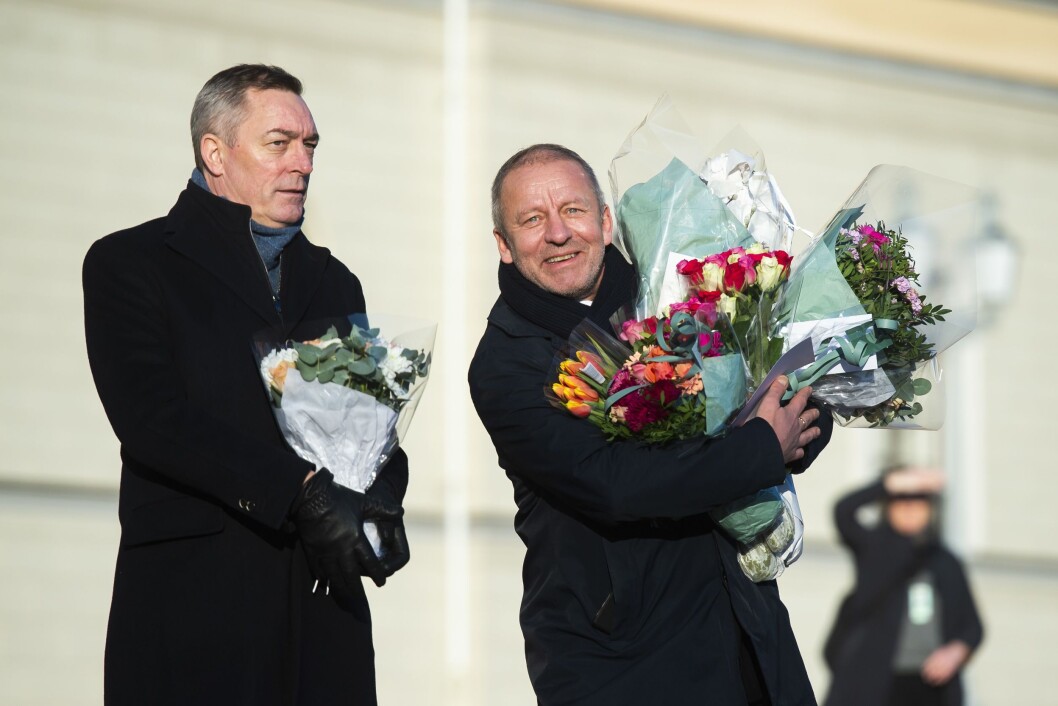 Forsvarsminister Frank Bakke-Jensen (H) og ny fiskeriminister Geir Inge Sivertsen (H) med favnen full av blomster. Forsvarsminister Frank Bakke-Jensen (H) og ny fiskeriminister Geir Inge Sivertsen (H) med favnen full av blomster.