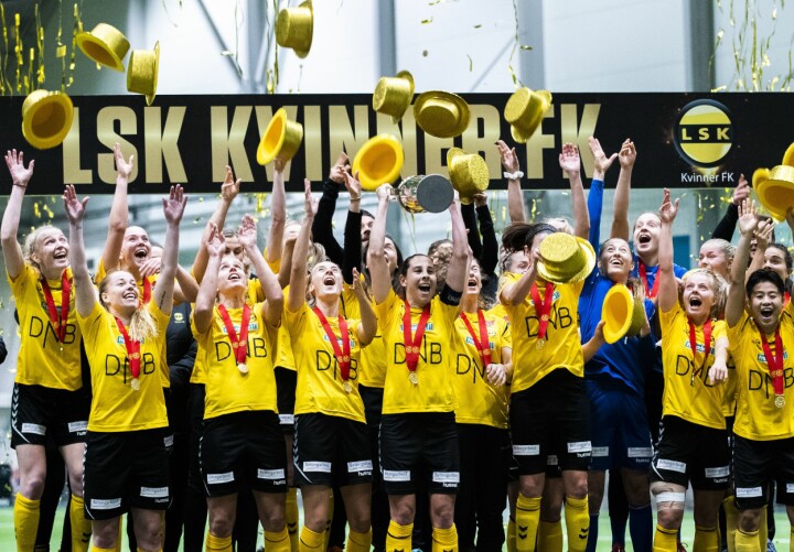 LSK Kvinner feirer seriemesterskapet i 2019. Hvem som vinner i 2020 kan du følge på NRKs og Amedias plattformer.