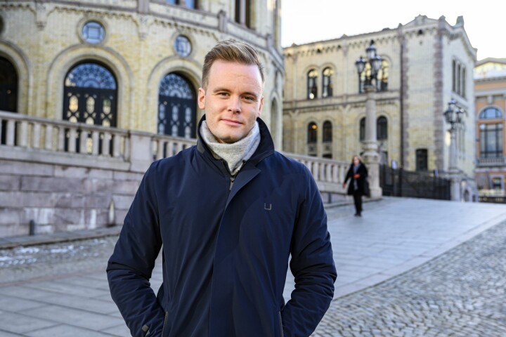 Cato Husabø Fossen har observert den politiske journalistikken litt fra sidelinjen det siste året som Dagsrevyen-anker. Han liker ikke det han har sett.