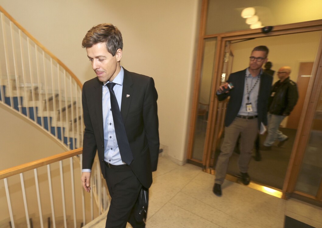 Mats Rønning (til høyre) har lang erfaring med å jakte politikere i gangene på Stortinget. Her forsøker han å intervjue Knut Arild Hareide (Krf) i 2016. Mats Rønning (til høyre) har lang erfaring med å jakte politikere i gangene på Stortinget. Her forsøker han å intervjue Knut Arild Hareide (Krf) i 2016.