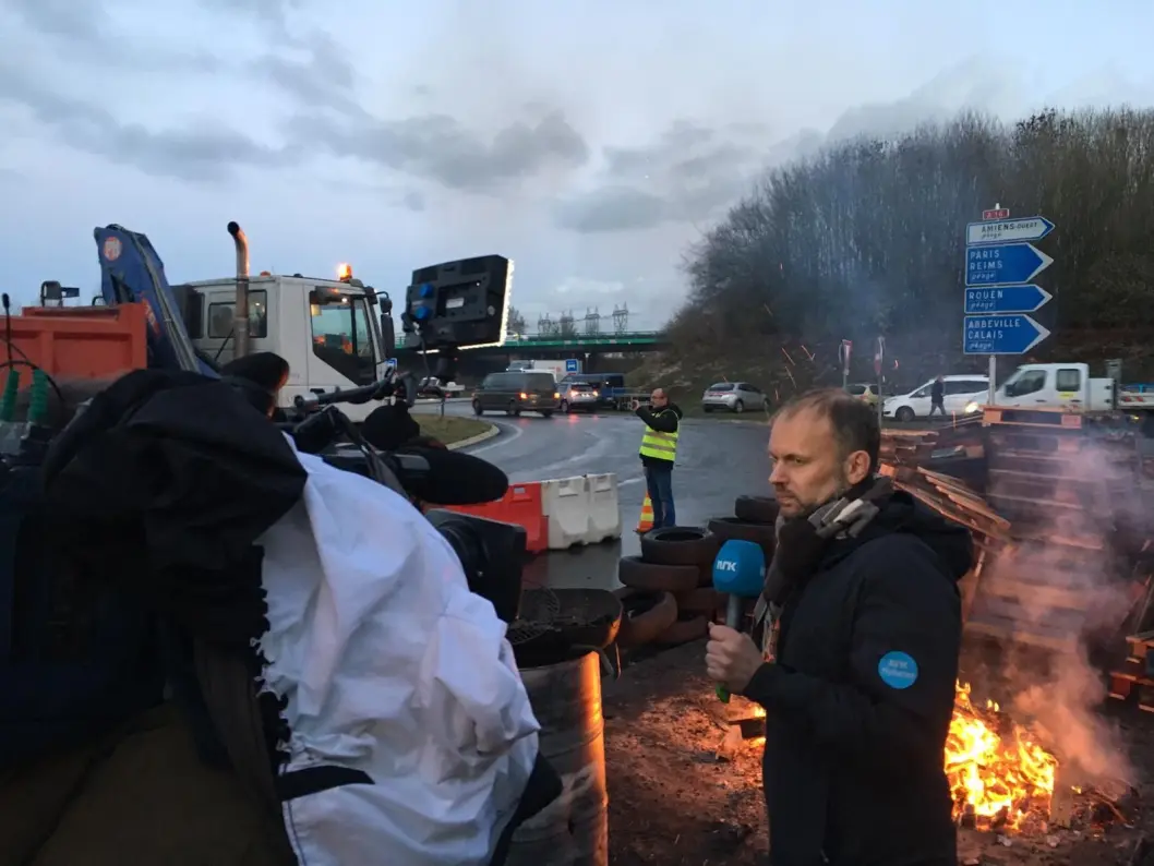 Philip Lote på jobb for NRK fra de gule vestens protester nær Amiens, Macrons hjemby, nord i Frankrike. Philip Lote på jobb for NRK fra de gule vestens protester nær Amiens, Macrons hjemby, nord i Frankrike.