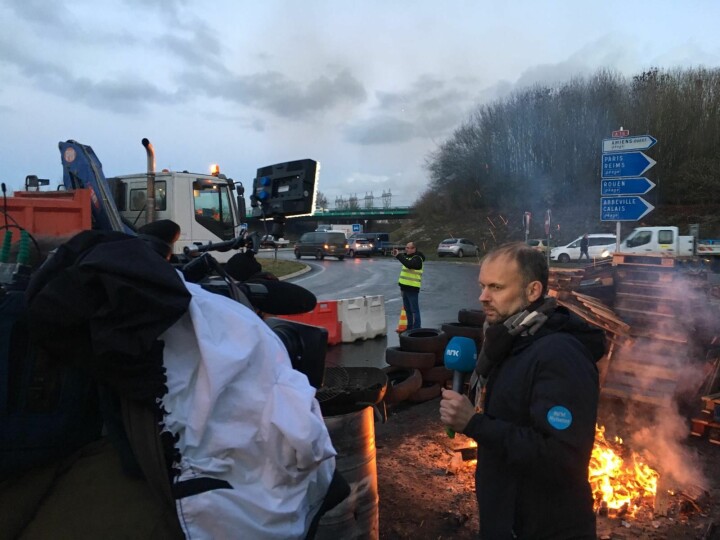 Philip Lote på jobb for NRK fra de gule vestens protester nær Amiens, Macrons hjemby, nord i Frankrike.