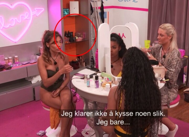 LOVE ISLAND: Frisørkjeda Cutters har betalt for plassering av «Beach spray» og «Moulding paste» på Love Island. LOVE ISLAND: Frisørkjeda Cutters har betalt for plassering av «Beach spray» og «Moulding paste» på Love Island.