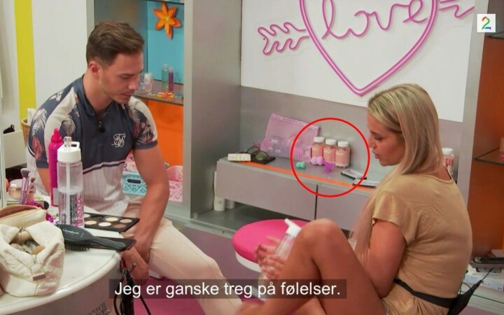 LOVE ISLAND: Skjønnheitsselskapet Norisma har betalt plassering av ei rekkje produkt i realityprogrammet Love Island. Blant dei er produktet Skin Flirt, som ifølgje seg sjølv «bidrar til å opprettholde normalt hår og normal hud». LOVE ISLAND: Skjønnheitsselskapet Norisma har betalt plassering av ei rekkje produkt i realityprogrammet Love Island. Blant dei er produktet Skin Flirt, som ifølgje seg sjølv «bidrar til å opprettholde normalt hår og normal hud».
