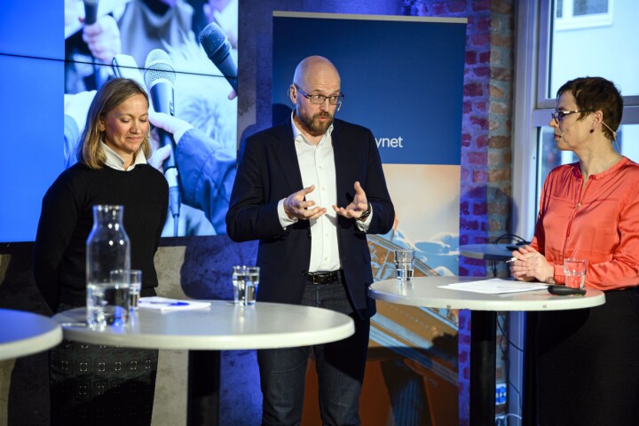 Siv Juvik Tveitnes (direktør for Schibsteds nyhetsmedier) og Pål Nedregotten (konserndirektør for innovasjon, forretningsutvikling og strategisk analyse i Amedia) måtte svare på spørsmålene fra Medietilsynet-direktør Mari Velsand.
