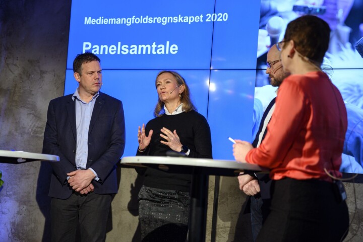 Fred C. Gjestad (til venstre) og Siv Juvik Tveitnes under panelsamtalen.