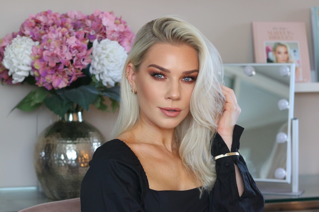Eveline Karlsen har blitt kjent for sin sminke-kanal på YouTube. Eveline Karlsen har blitt kjent for sin sminke-kanal på YouTube.
