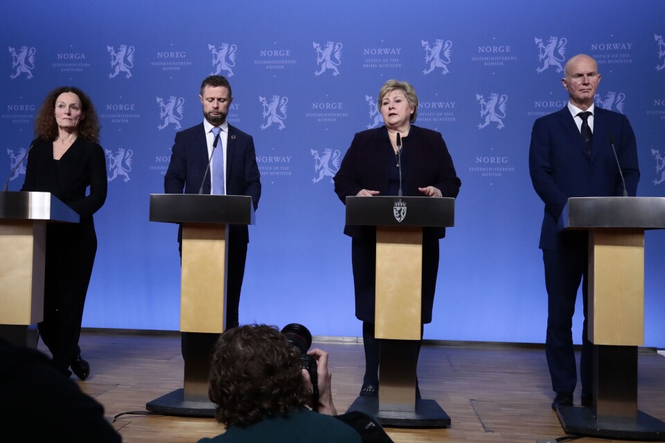 Direktør i Folkehelseinstituttet Camilla Stoltenberg (fra venstre), helseminister Bent Høie, statsminister Erna Solberg og helsedirektør Bjørn Guldvog svarte på spørsmålene fra pressen. Direktør i Folkehelseinstituttet Camilla Stoltenberg (fra venstre), helseminister Bent Høie, statsminister Erna Solberg og helsedirektør Bjørn Guldvog svarte på spørsmålene fra pressen.