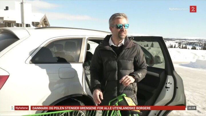 Skjermdump av TV 2-innslaget med Amund Røsås på 21-nyheitene fredag kveld.