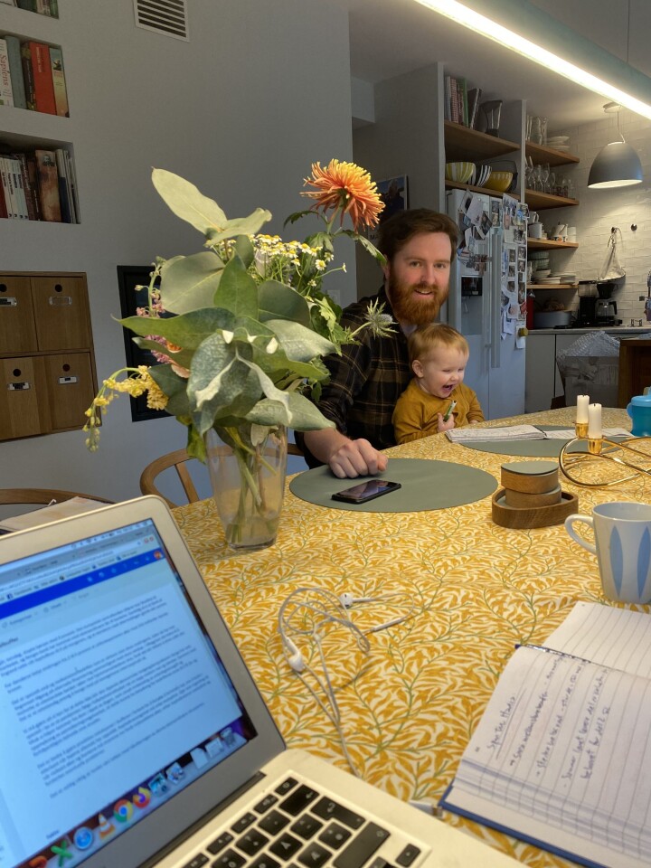 Aftenposten-journalist Kjetil Magne Sørenes har felles hjemmekontor sammen med kjæresten og konkurrenten Marie Melgård i Dagens Næringsliv.