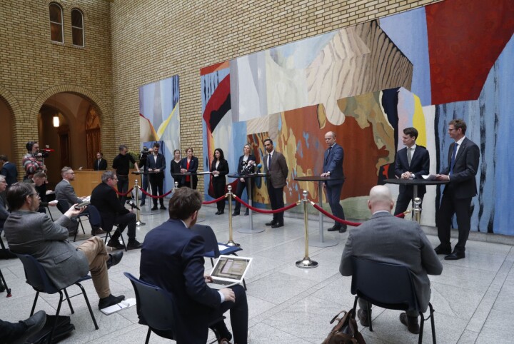 Pressekonferanse på Stortinget i forbindelse med regjeringens krisepakke.